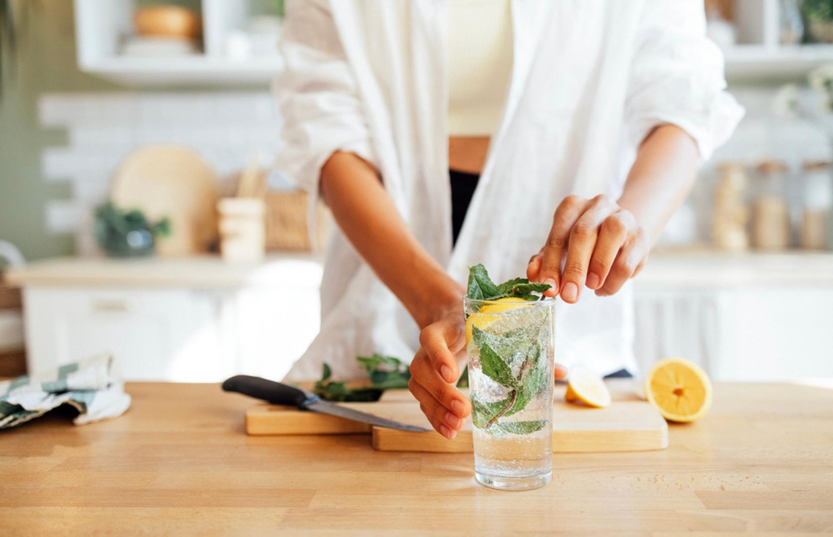 Ako se ovih dana osjećate tromo i naduto, niste jedini. Uživanje u jelu i piću tijekom blagdana na mnogima je ostavilo traga. Srećom, uvijek možemo posegnuti za detoksom. To ne znači čarobno brisanje svega pojedenog, nego pametan povratak navikama koje olakšavaju probavu i hidrataciju. Pritom napici mogu biti najbolji početak, a ovo je 7 provjerenih kombinacija koje su pravi 'reset' za organizam.