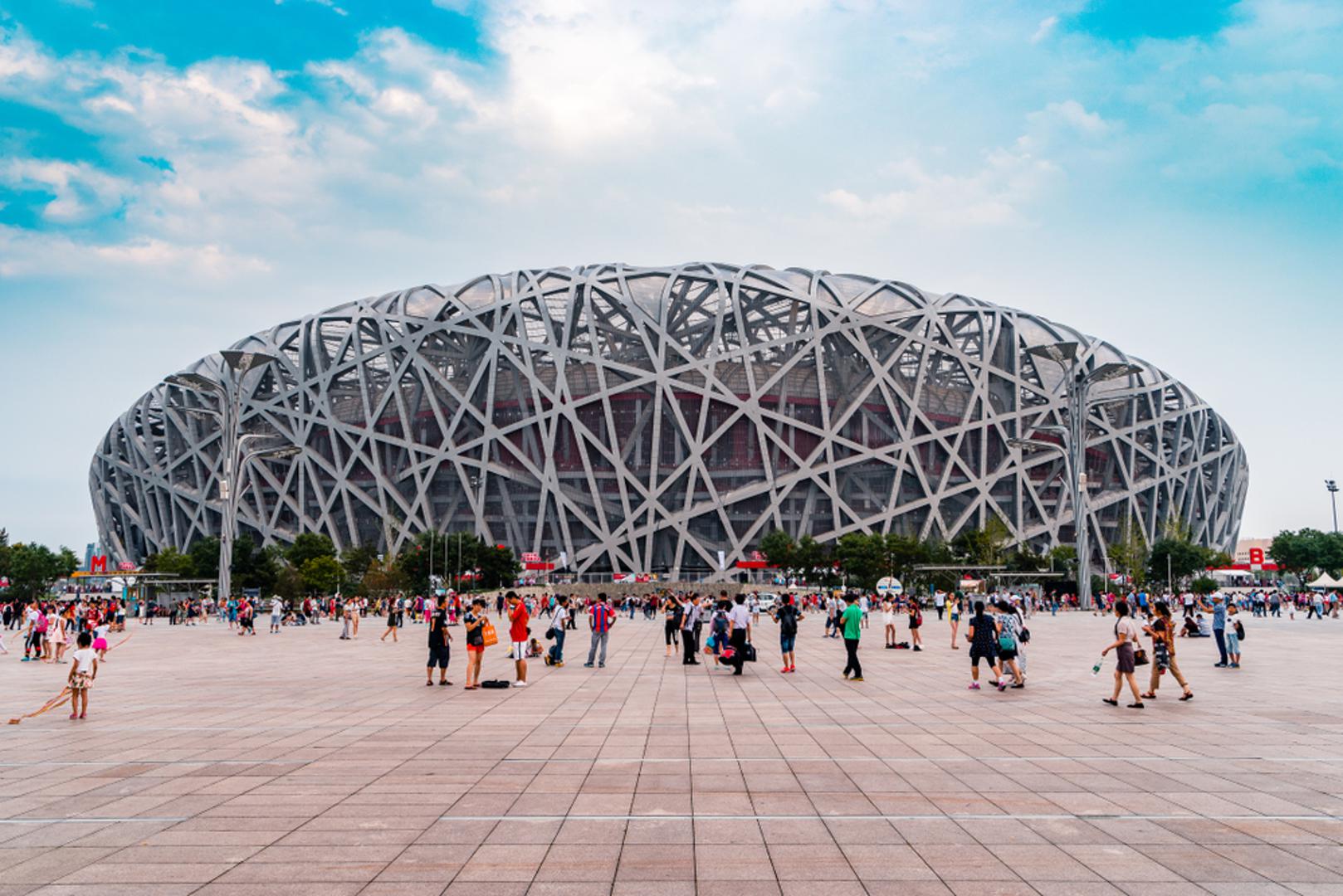 Selidba na druge udaljene kontinente otkriva nam jednako toliko impresivna građevinska zdanja, među kojima se posebno i vrlo ponosno ističe Nacionalni stadion u višemilijunskom Pekingu. Namjenski izgrađen za goleme potrebe ljetnih Olimpijskih igara, ovaj fascinantni objekt brzo je stekao kultni status prave arhitektonske ikone, prvenstveno zahvaljujući masivnim isprepletenim čeličnim gredama koje neodoljivo podsjećaju na ptičje gnijezdo. Za njegovu neobičnu strukturu utrošeno je znatno više od četrdeset tisuća tona najčvršćeg čelika.