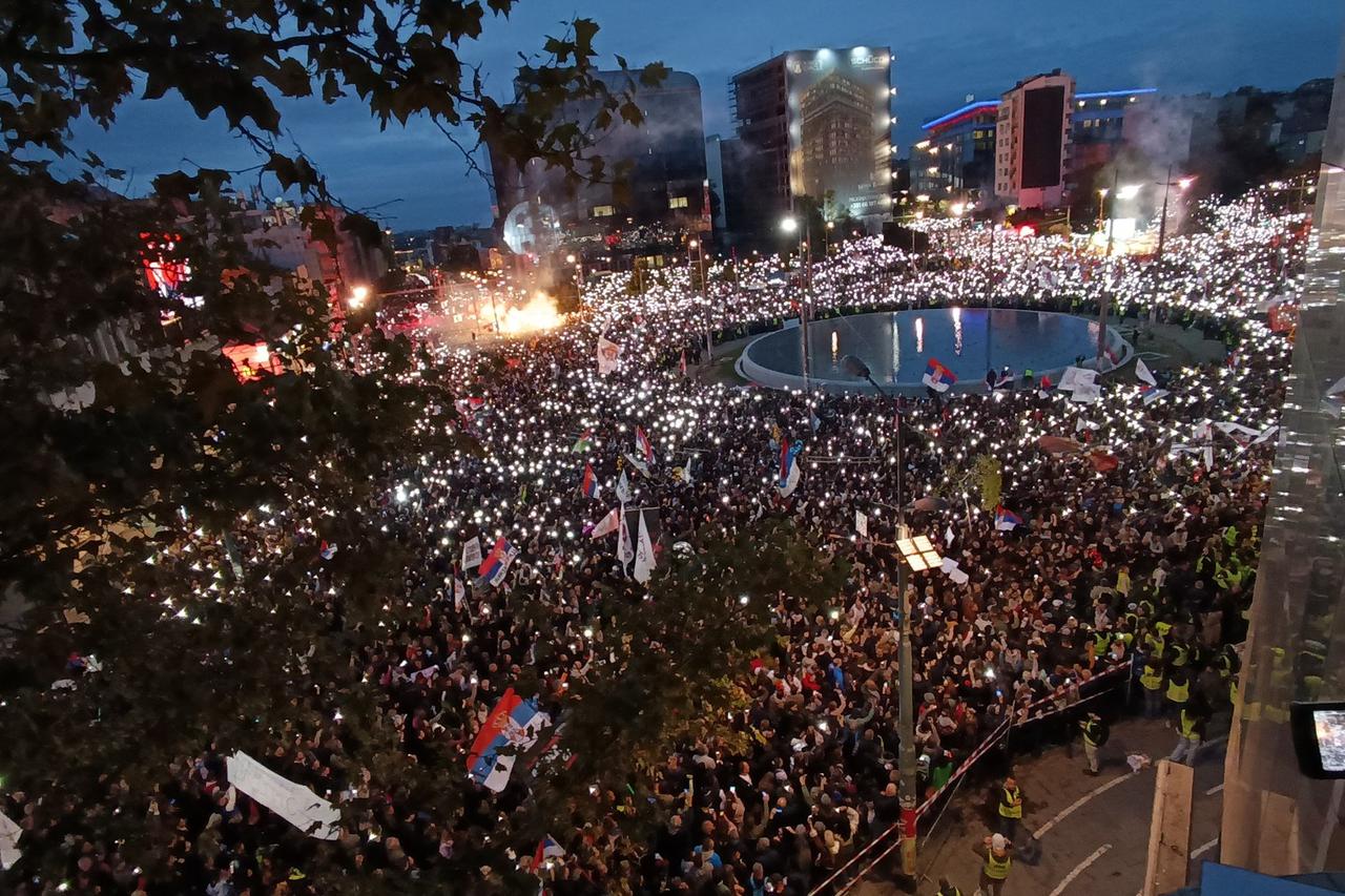 Pogled  iz zraka trga Slavija, na kojem se održava završni skup izborne liste „Studentska lista – Studenti pobjeđuju!”