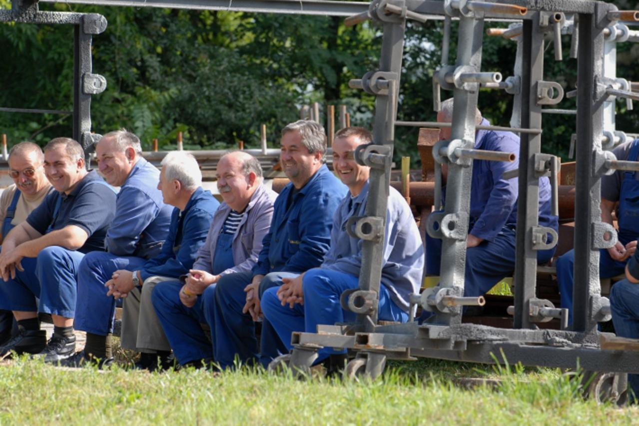 \'karlovac radnici adriadizela ispred tvrtke. tvrtka adriadizel najavila je otpustenje 50 radnika do kraja godine zbog krize u brodogradilistima pa je i njihova likvidnost u pitanju,080909 photo: kris