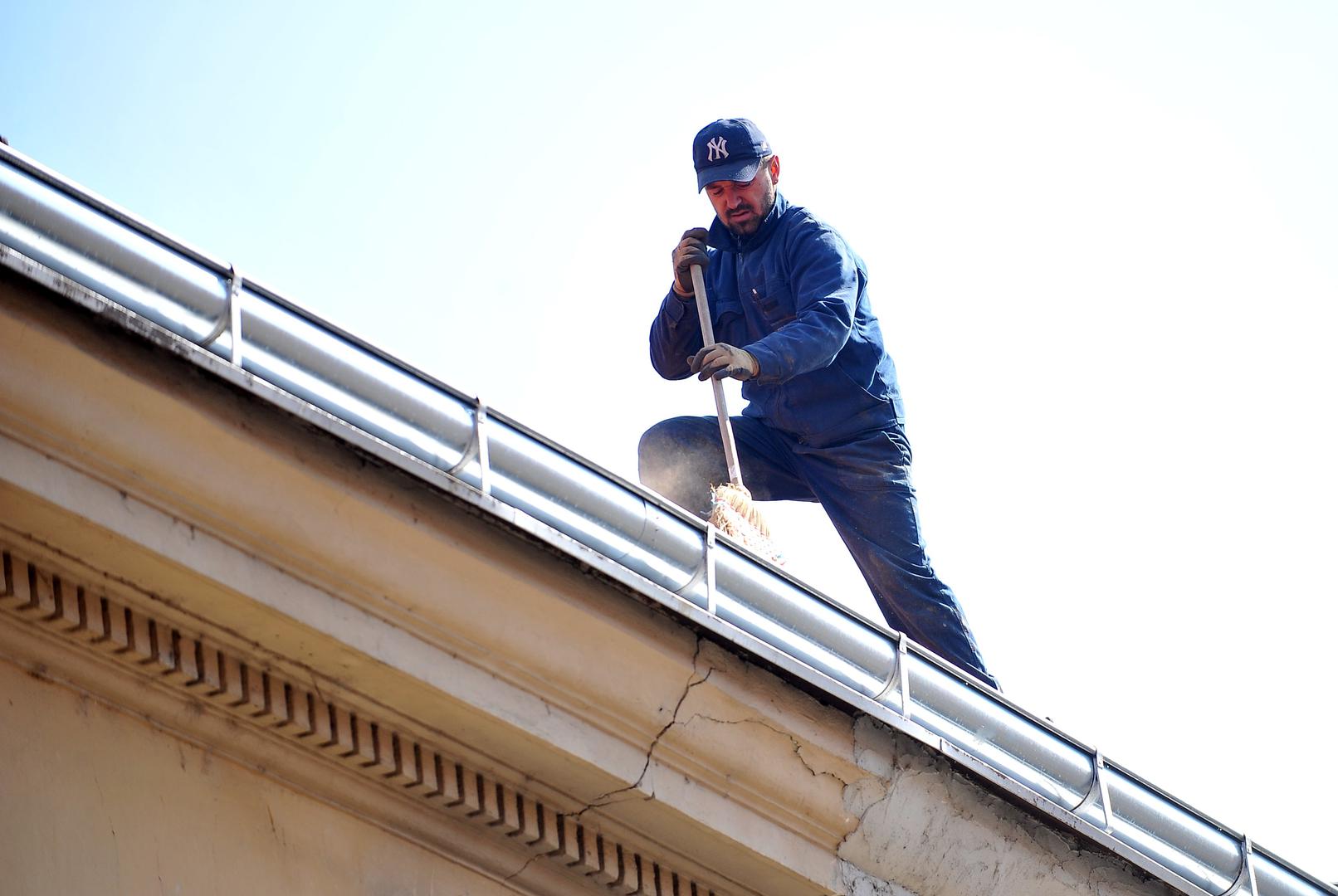 5. Redovito održavanje doma: Svaki propust u održavanju doma može izazvati probleme s vlagom. ‘Začepljeni oluci, oštećeni krovovi ili neispravne brtve prozora često dovode do prodora vlage u unutrašnjost. Redovitim pregledima i održavanjem možete spriječiti neugodne posljedice’, savjetuje stručnjak. 