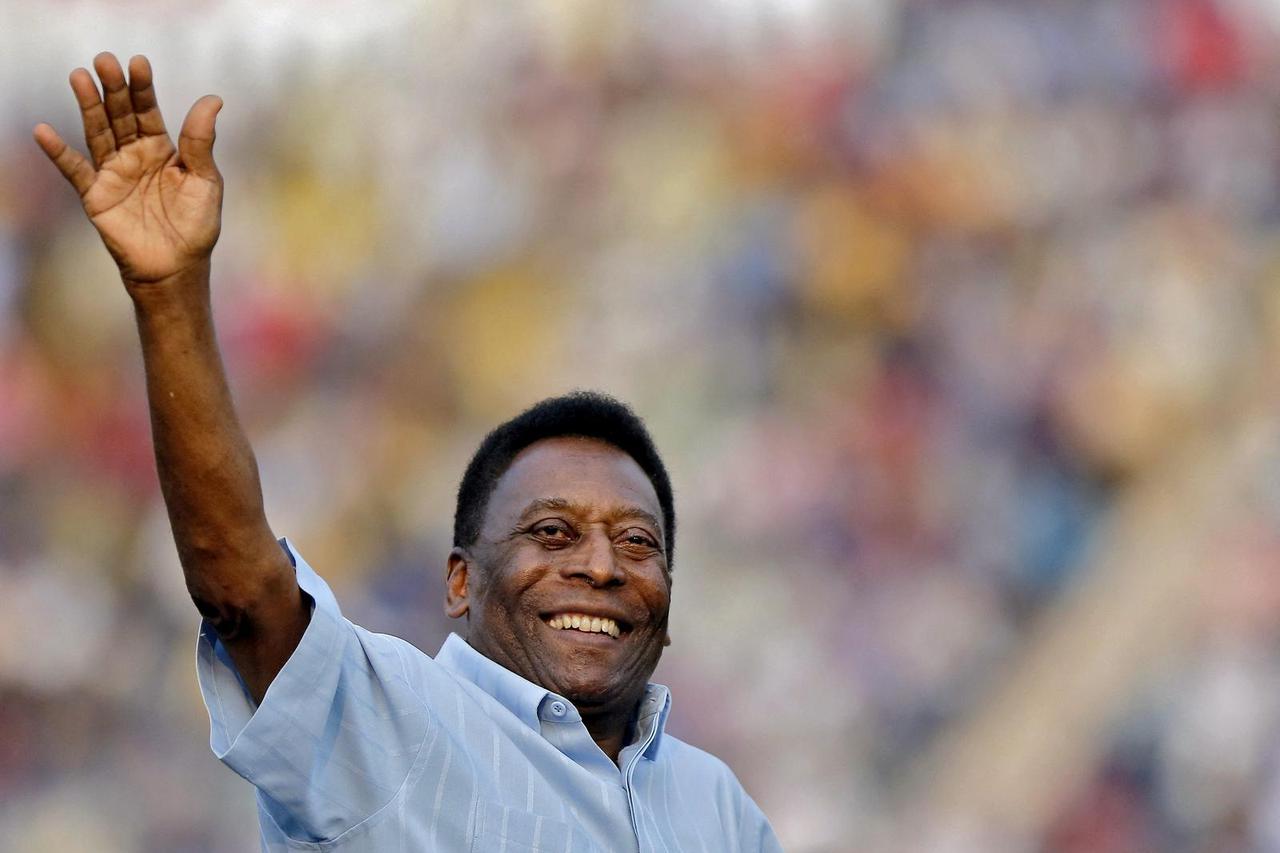 FILE PHOTO: Legendary Brazilian soccer player Pele waves to the spectators before the start of under-17 boys' final soccer match of Subroto Cup tournament in New Delhi