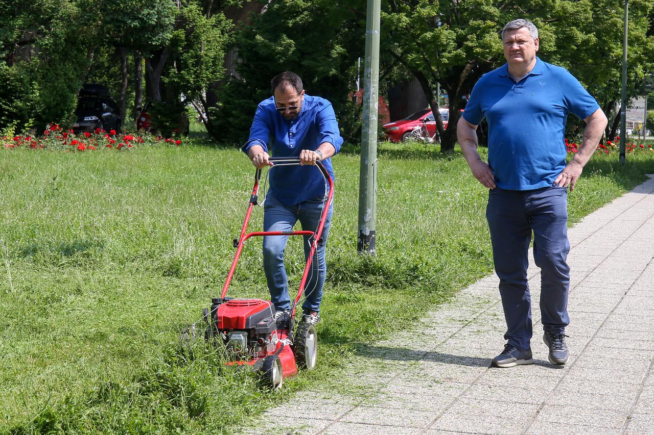 Igor Peternel iz Domovinskog pokreta kosio travu ispred Zagrebačkog holdinga