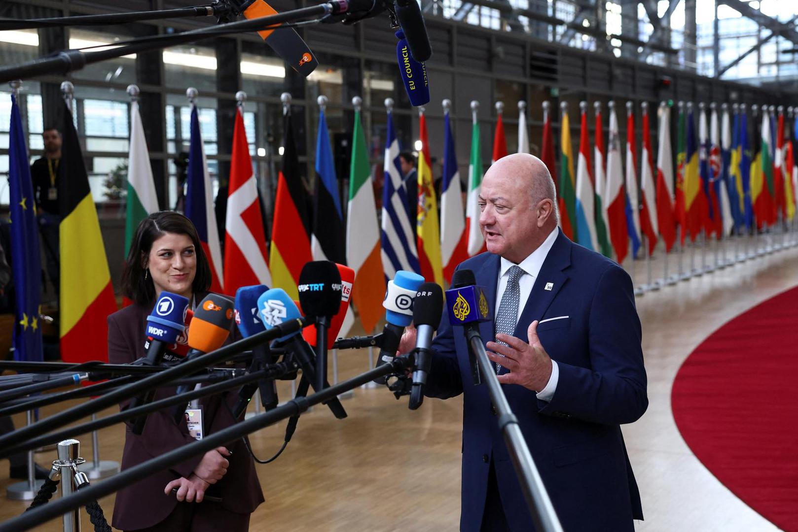 Međutim, dogovor je otežan zbog dubokih podjela među članicama. Belgija izrazito blokira plan zbog pravnih i financijskih rizika, tražeći jamstva i zaštitu za svoje institucije, dok Mađarska premijer Viktor Orbán otvoreno osporava dodatnu pomoć i smatra da bi takva mjera EU mogla "marširati u rat".