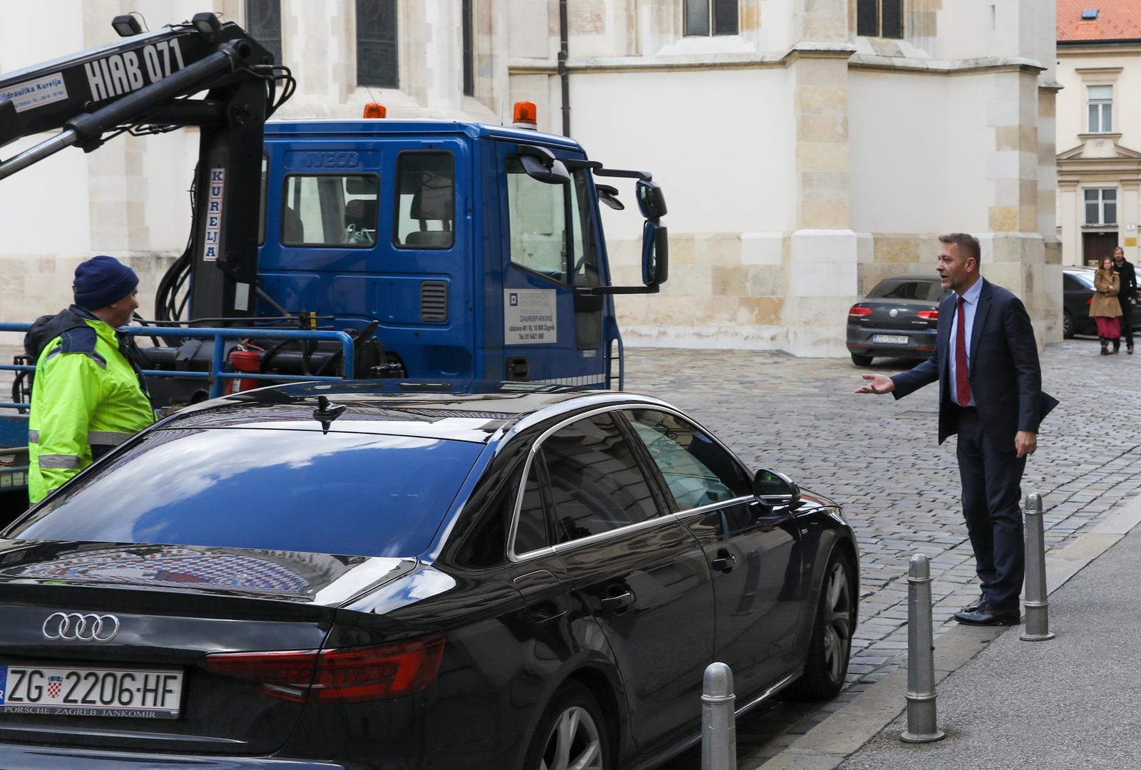 Predsjednik HSS-a Krešo Beljak skoro je ostao bez automobila nakon što su prometni redari s paukom došli podići njegov Audi.