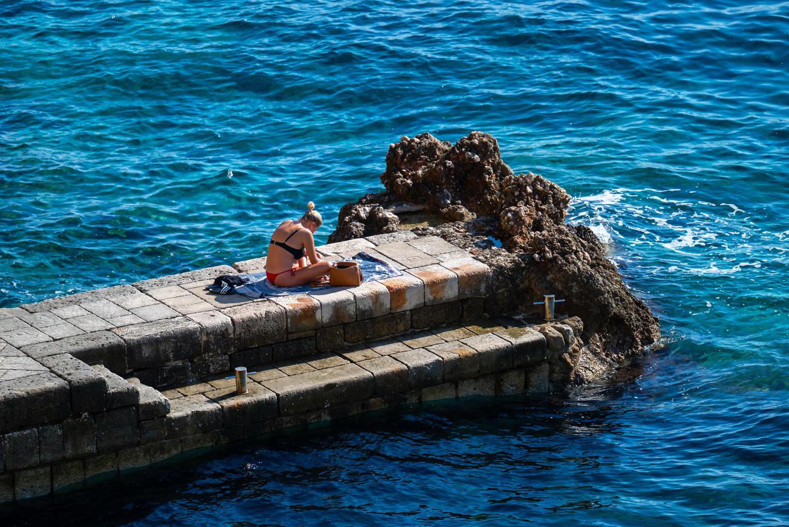 Ipak, prema najavama meteorologa, ovakvo vrijeme neće potrajati, već navečer se očekuje promjena uz pad temperature, oblake i mogućnost kiše, pa su današnji prizori kupanja početkom studenog vjerojatno posljednji ove godine.