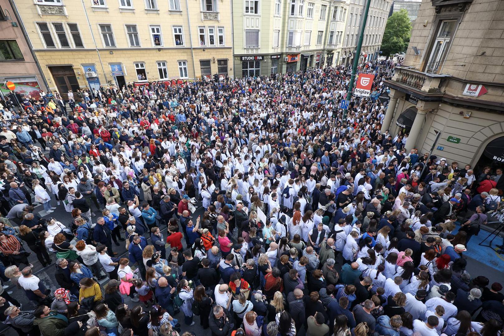 28.05.2023., Sarajevo, Bosna i Hercegovina - Nakon sto je u petak navecer u tragicnoj saobracajnoj nesreci ubijena mlada doktorica Azra Spahic, gradjani Sarajeva su odlucili odati joj pocast prosvjednim okupljanjem na mjestu nesrece. Photo: Armin Durgut/PIXSELL