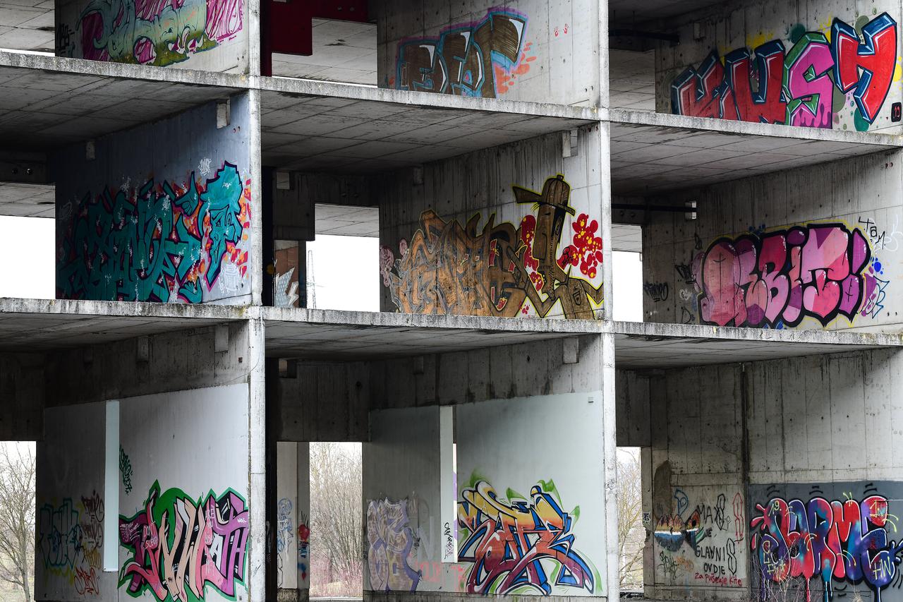 Zagreb: Grafiti na nedovršenoj zgradi Sveučilišne bolnice