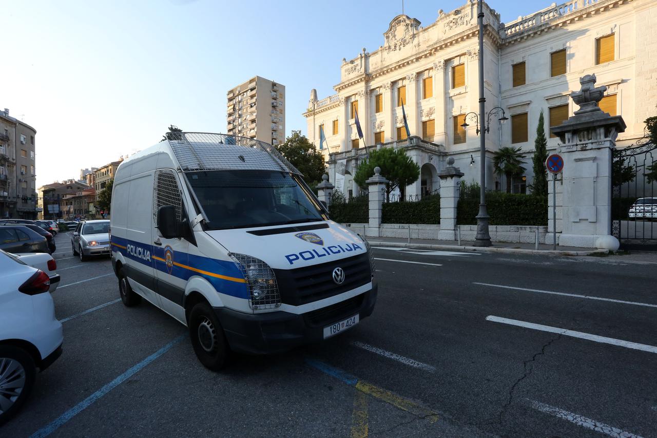 Policija legitimirala osobe ispred Pomorskog i povijesnog muzeja