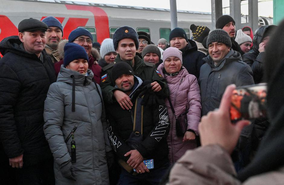 Russian conscripts depart for garrisons, in Omsk
