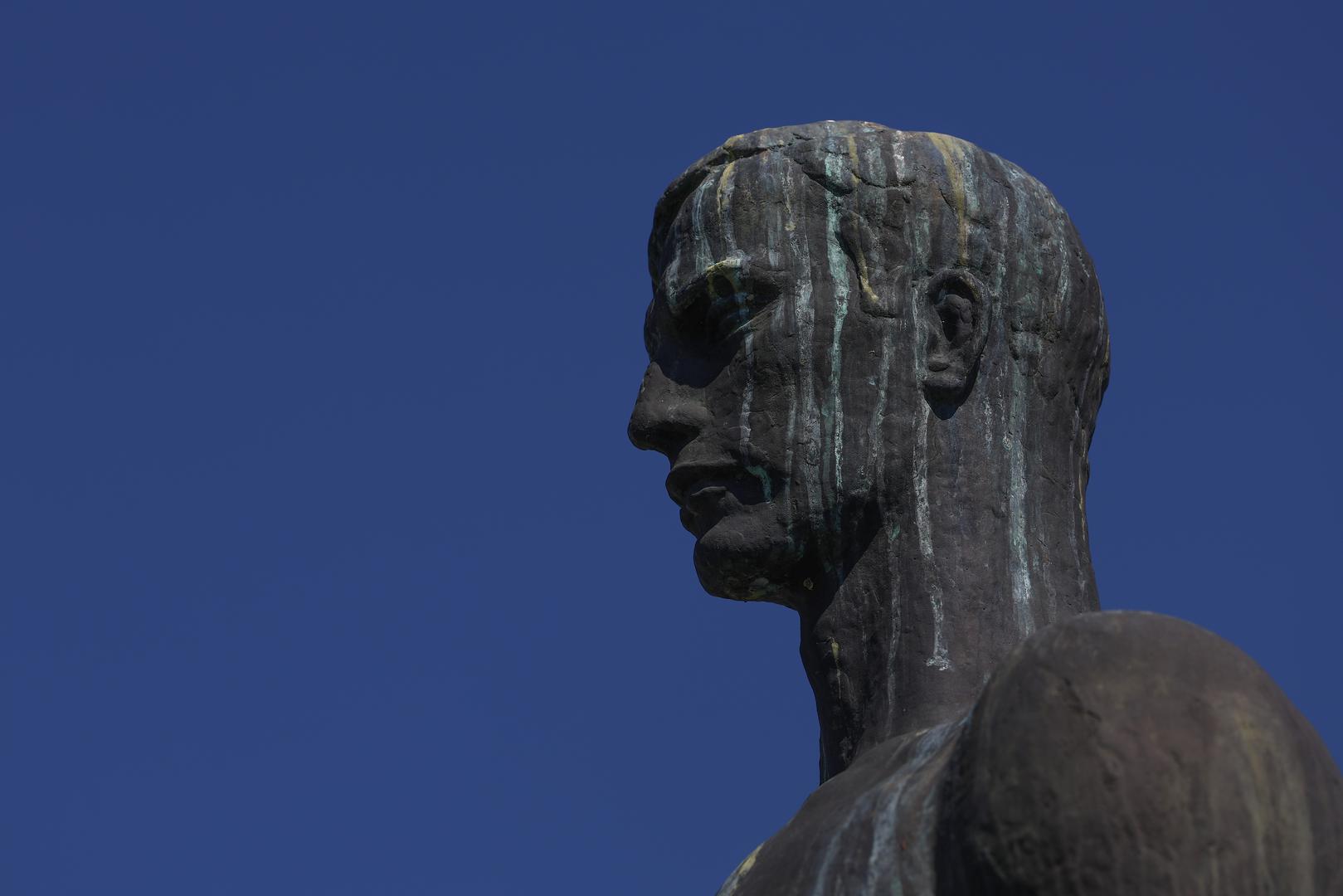 Taj dio skulpture s vremenom je postao svojevrsni simbol lokalne urbane dosjetke. Razlog je jednostavan, često mijenja boju, ovisno o prigodi ili nečijoj inspiraciji.