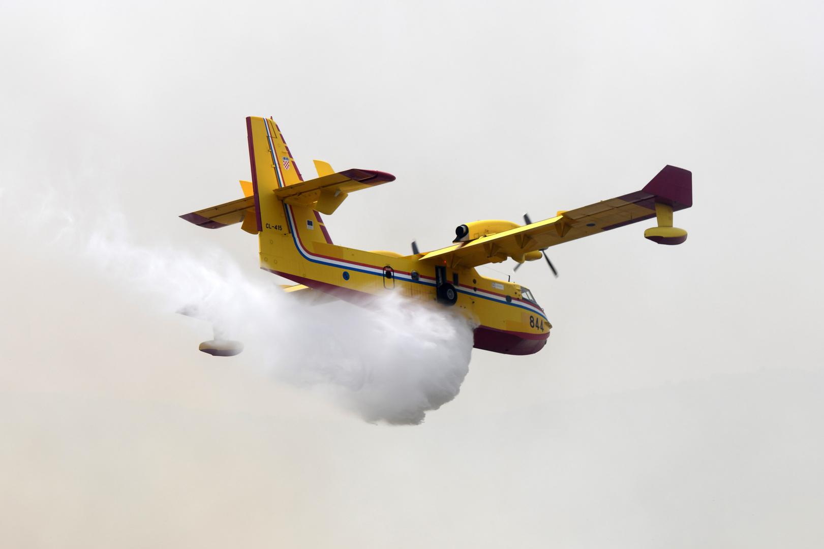 13.07.2023.,Sibenik - Izbio je pozar na otvorenom prostoru kod sela Gornjih Banjevaca u Grebastici. Na intervenciju su izasli 8 postrojbi s ukupno 12 vozila i 33 vatrogasaca. U pozaru sudjeluju i tri kanadera. Gasenje u tijeku Photo: Hrvoje Jelavic/PIXSELL