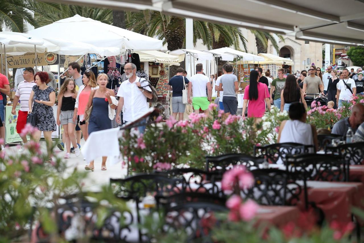 Split: Turisti razgledavaju grad