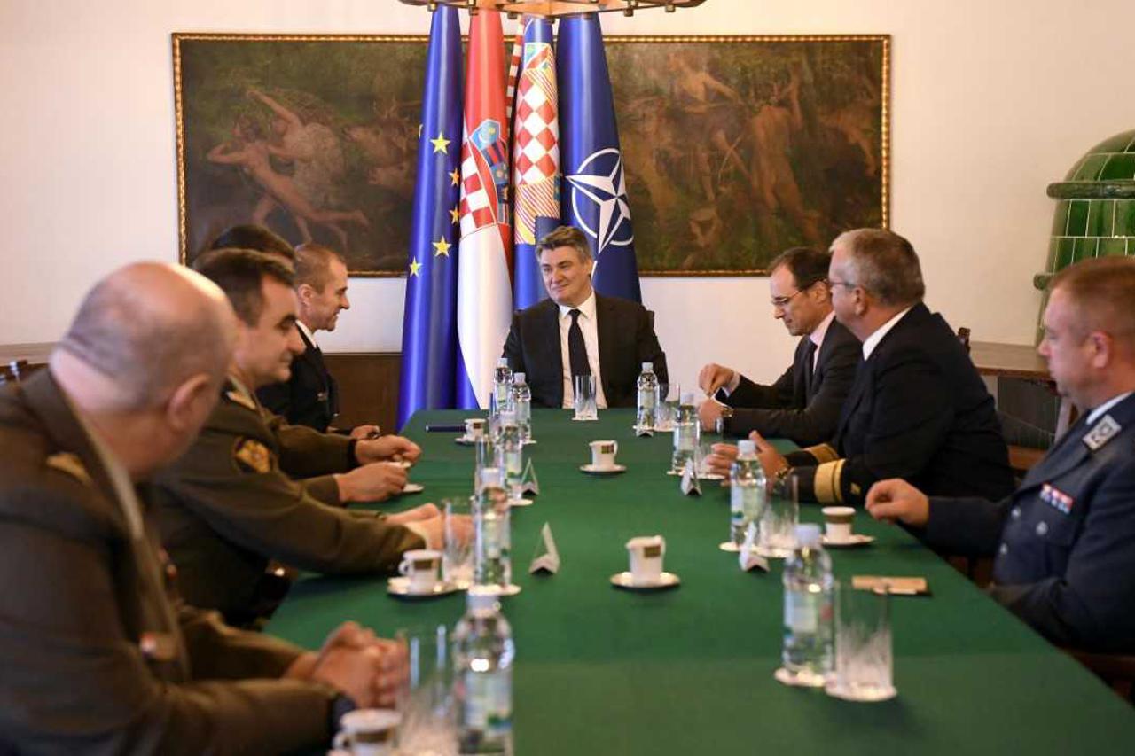 Predsjednik RH Zoran Milanović održao sastanak s predstavnicima Glavnog stožera i granskih zapovjedništava OS RH
