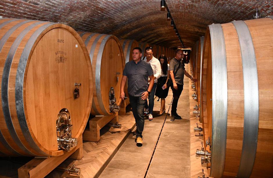 Kutjevo: Svečanost punjenj​a​ festivalskog vina​ uoči festival​a​ tamburaške glazbe ​"​Zlatne ​žice Slavonije​" ​Po​žega 2022.