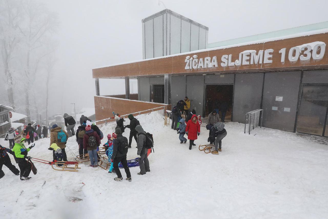 Policija zatvorila sljemensku cestu zbog gužve na vrhu