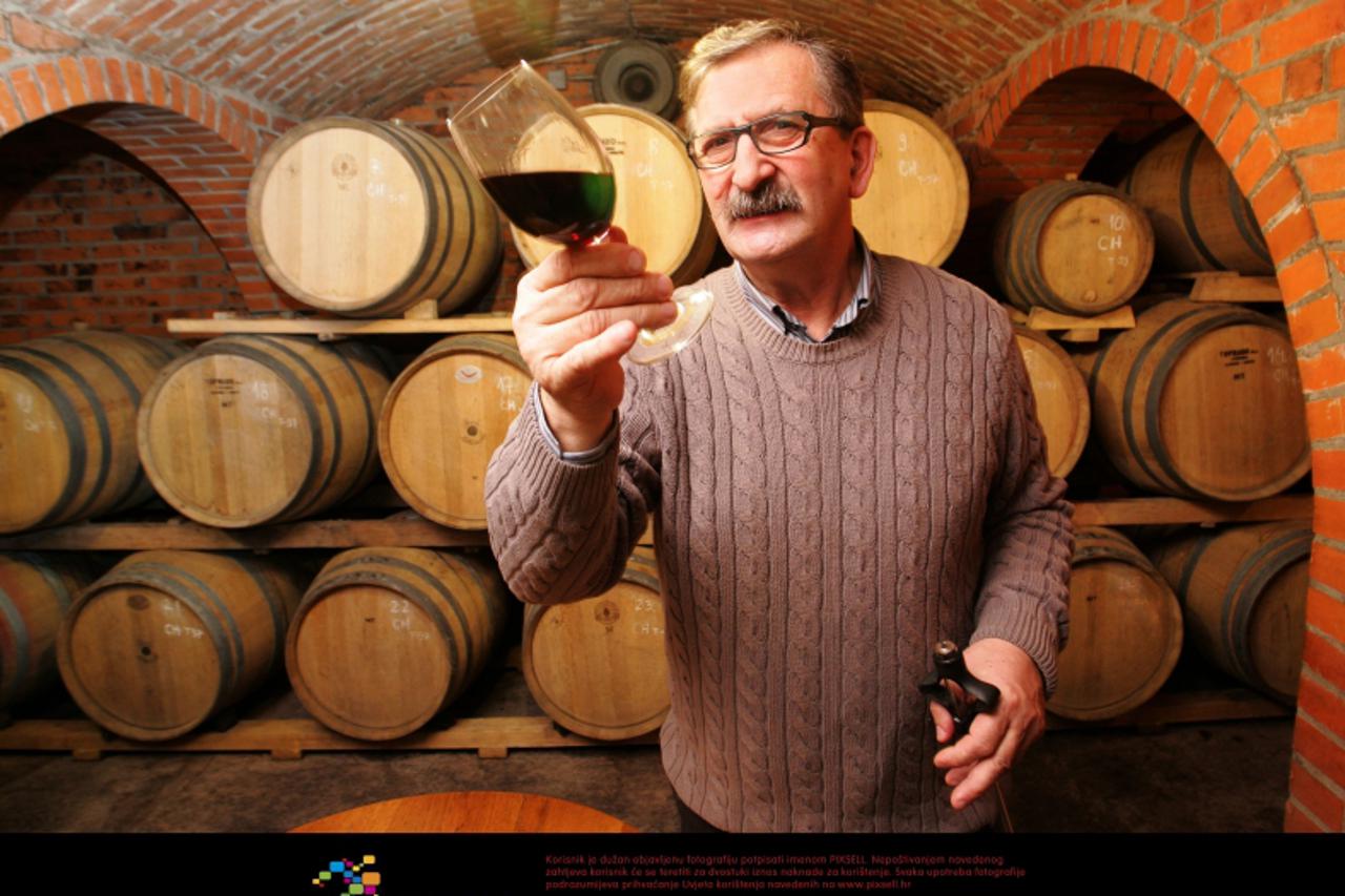 '15.01.2009., Kutjevo, Venje - Vlado Krauthaker. Vinogradarsku i vinarsku tradiciju Kutjevackog kraja uspjesno vodi i nastavlja Vlado Krauthaker, ing. Agronomije, enolog, obiteljski vlasnik \'Vinograd