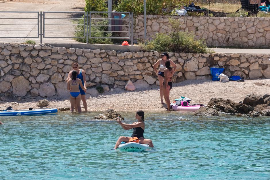 Turistička patrola u Lunu na otoku Pagu