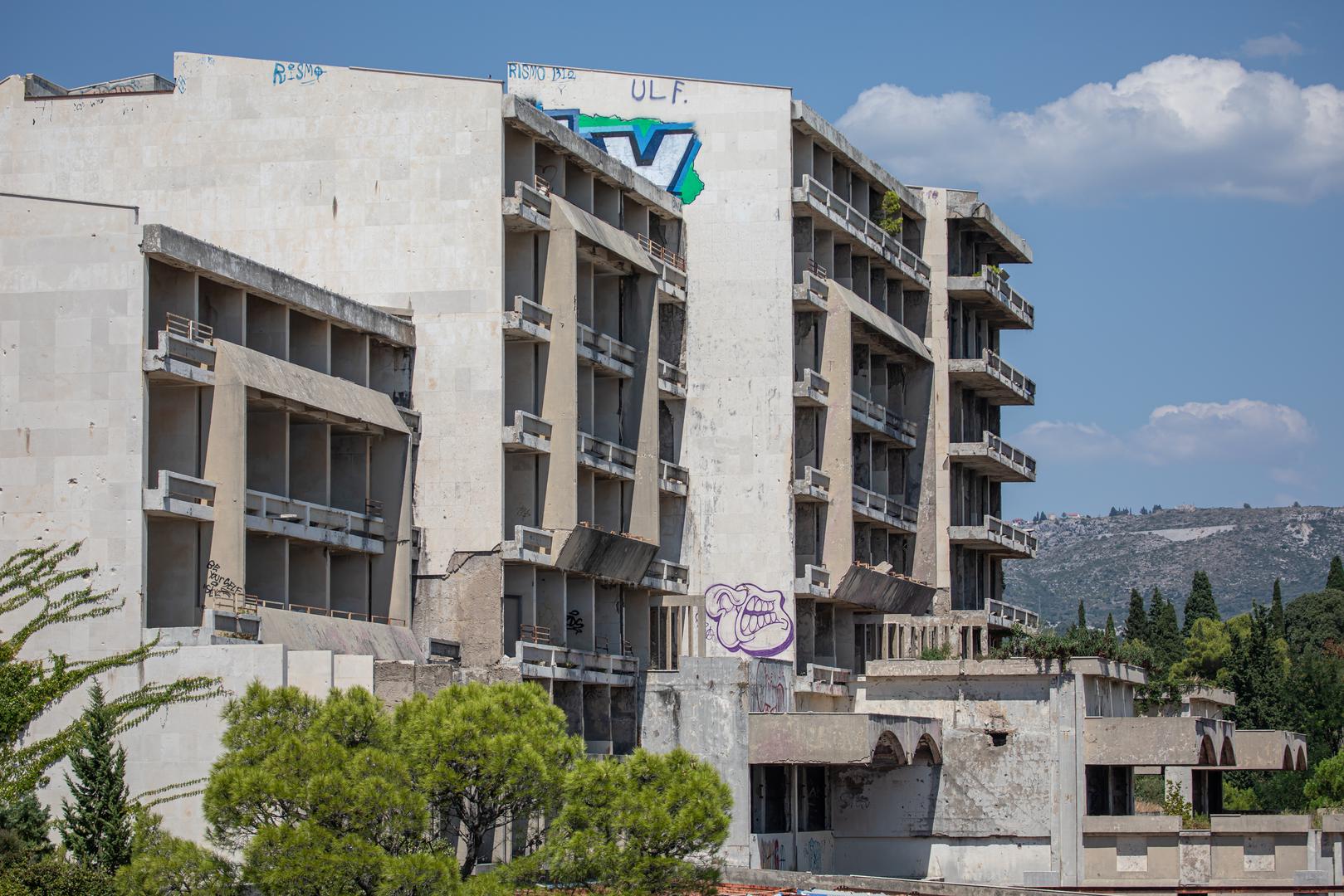 Plažni bar, nekoliko ležaljki i suncobrana nisu mogli prikriti dojam zapuštenosti. Autokamp preko ceste također više ne radi.