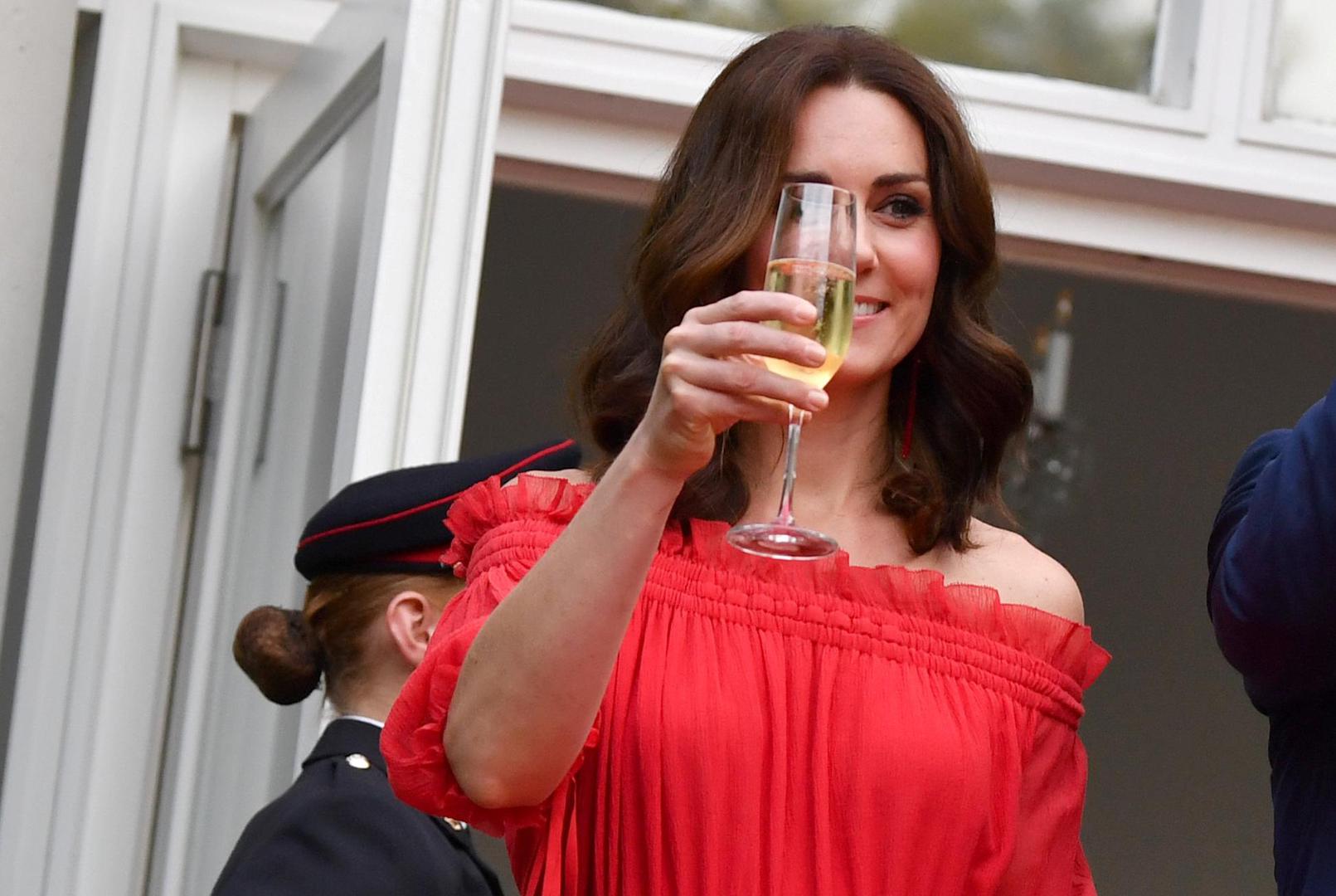 Vojvotkinja od Cambridgea, Kate Middleton, javnosti je poznata po svom besprijekornom i elegantnom stilu kakav i priliči ženi kraljevića Velike Britanije. Ovog puta, Kate je sve oduševila ležernim izdanjem u kakvom je ne viđamo često!

