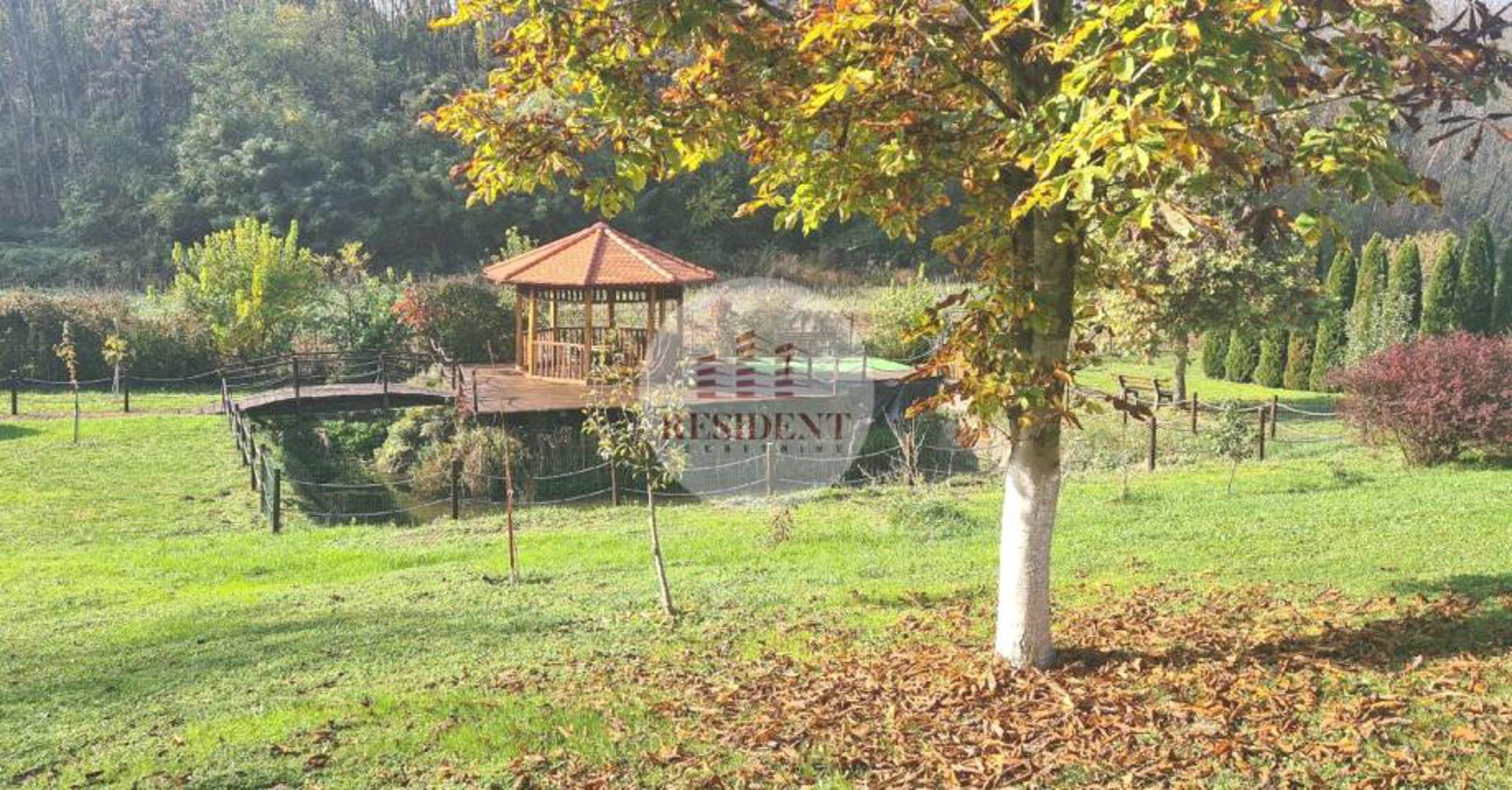 Vila je opremljena sustavom grijanja na kombi plinski bojler, koji pokriva sanitarne vode i grijanje objekta, dok električno podno grijanje pokriva bazen i dio terase.