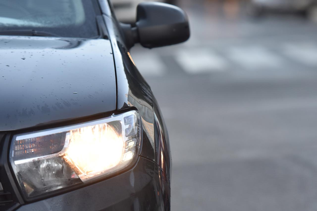 Od danas vozači moraju imati upaljena svjetla na automobilima