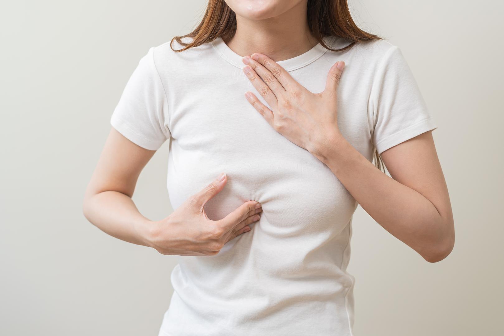 GERB: Gastroezofagealna refluksna bolest (GERB), koja se obično naziva refluks kiseline, još je jedan krivac iza lošeg zadaha. Kada imate refluks kiseline, sadržaj vašeg želuca, poput neprobavljene hrane, povratne žuči i želučane kiseline teče u vaš jednjak. To može dovesti do halitoze s kiselim mirisom. Liječenje želučane kiseline antacidnim lijekovima ili uklanjanje pržene i začinjene hrane iz prehrane, kao i ne jedenje kasno navečer, može pomoći vašem refluksu i zadahu.