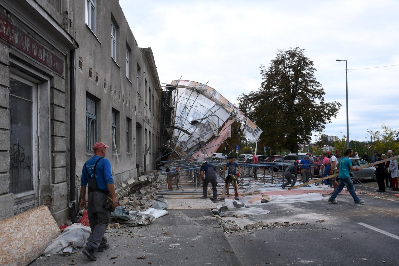 Sisak: Urušio se dio skele u Rimskoj ulici