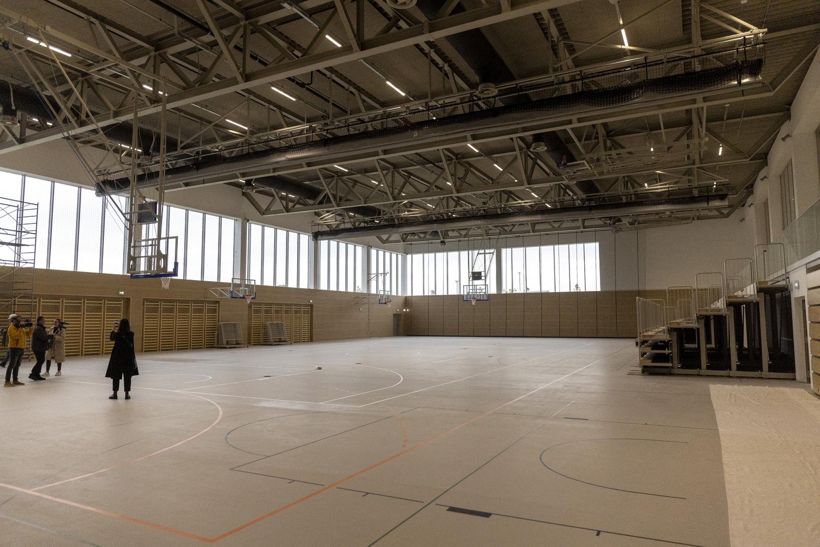 Predsjednik Uprave tvrtke Projektgradnja plus d.o.o. Ivica Crnković poručio je kako je riječ o najmodernijoj školskoj zgradi koju je njegova tvrtka dosad gradila u Hrvatskoj – čak modernijoj i od američke škole u Zagrebu. 