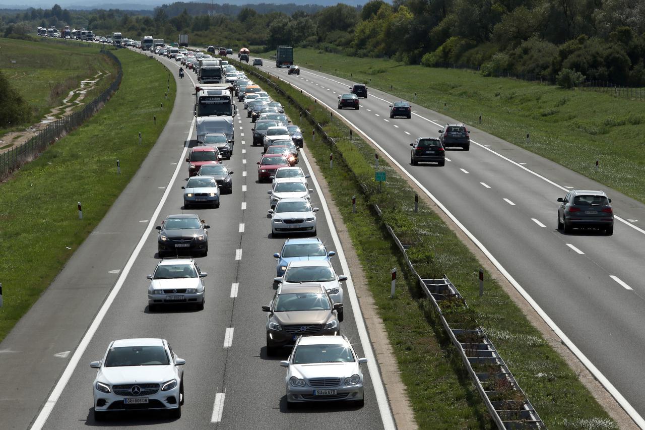 Kod ?vora Jastrebarsko na A1 u potpunosti izgorio osobni automobil