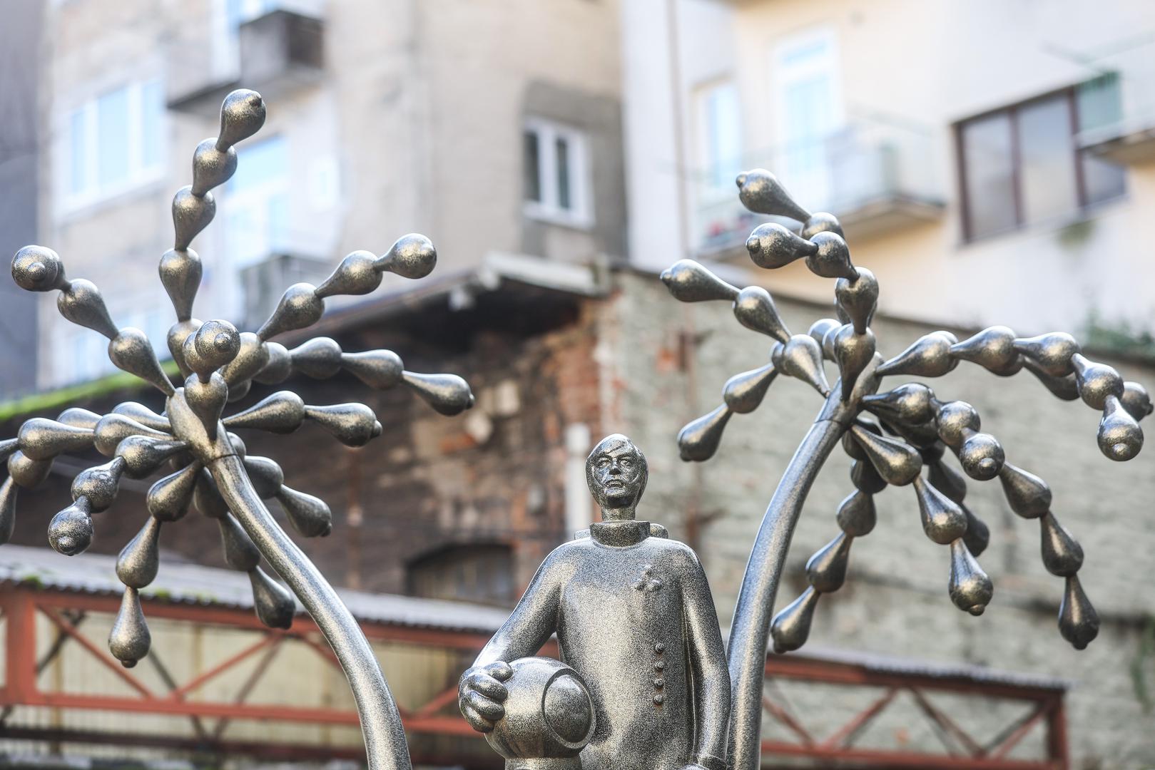 – Vlasnik je postupio po nalogu komunalnog redara te je skulpturu uklonio u propisanom roku i ona se sada nalazi  na privatnoj površini – objašnjavaju. 