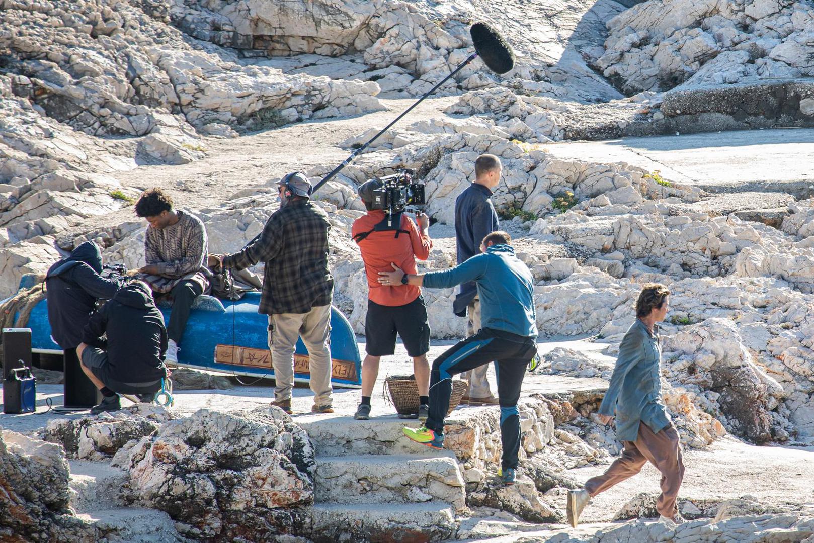 Snimanje je danas nastavljeno u uvali Danče, a na fotografijama s lokacije može se vidjeti kako glavni glumci u kostimima snimaju pustolovne i akcijske scene.