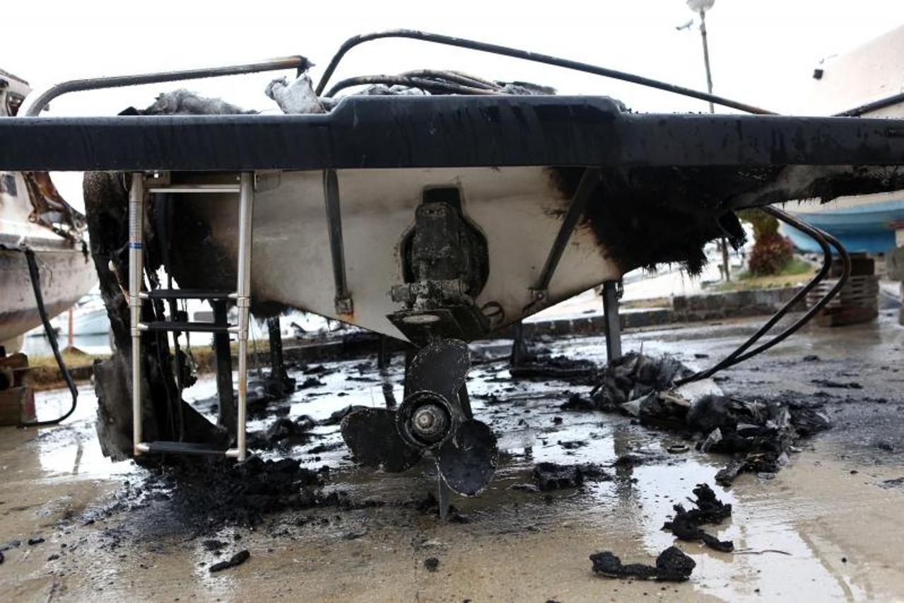 Izgorio čamac u splitskoj luci