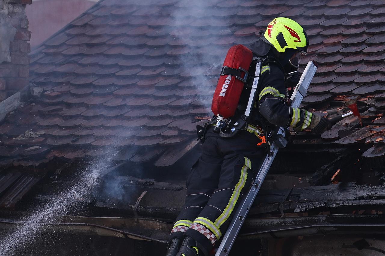 Zagreb: Požar u napuštenoj baraci kod Zapadnog kolodvora