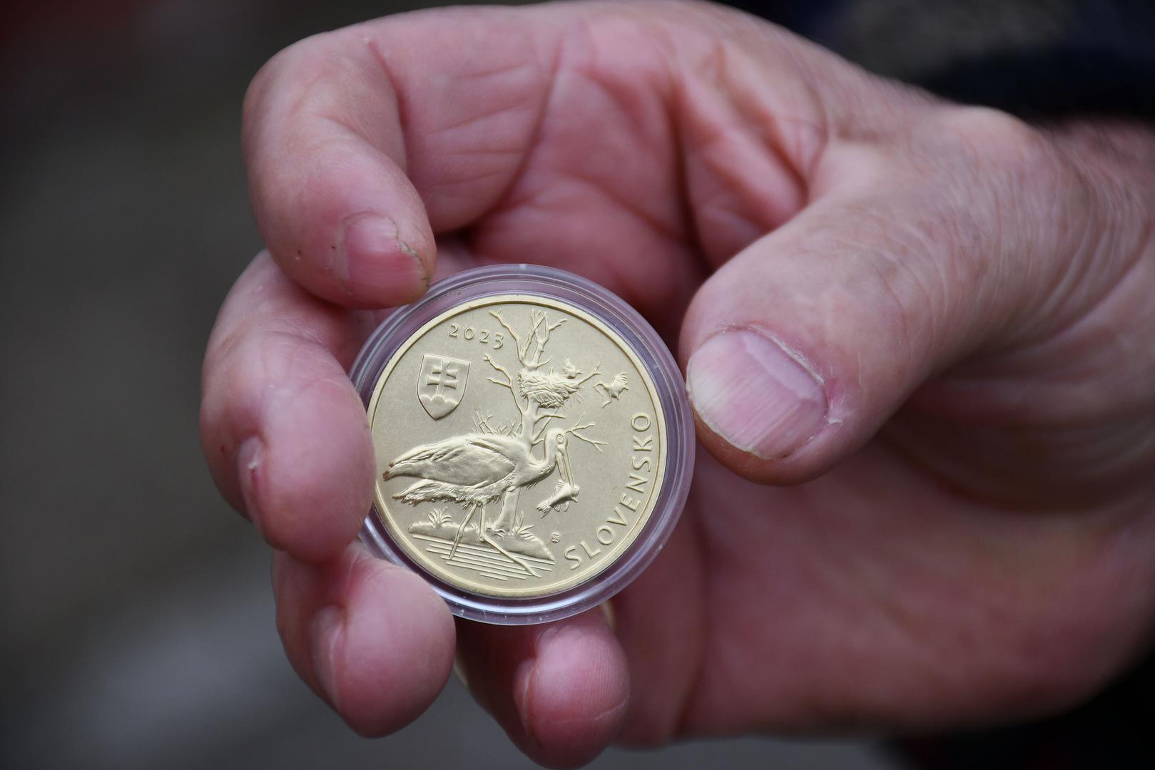 "Sprijateljili smo se, lijepo mi je sada. Došao je dvadeset i peti put i u njegovu čast jedna je udruga dala iskovati Zlatni euro", ponosno pokazuje Vokić unikatnu kovanicu, simbol prijateljstva koje ne poznaje granice. Riječ je o udruzi "Marko" iz Slovačke, čiji su ga članovi posjetili još za Valentinovo, ne otkrivajući mu što točno planiraju.