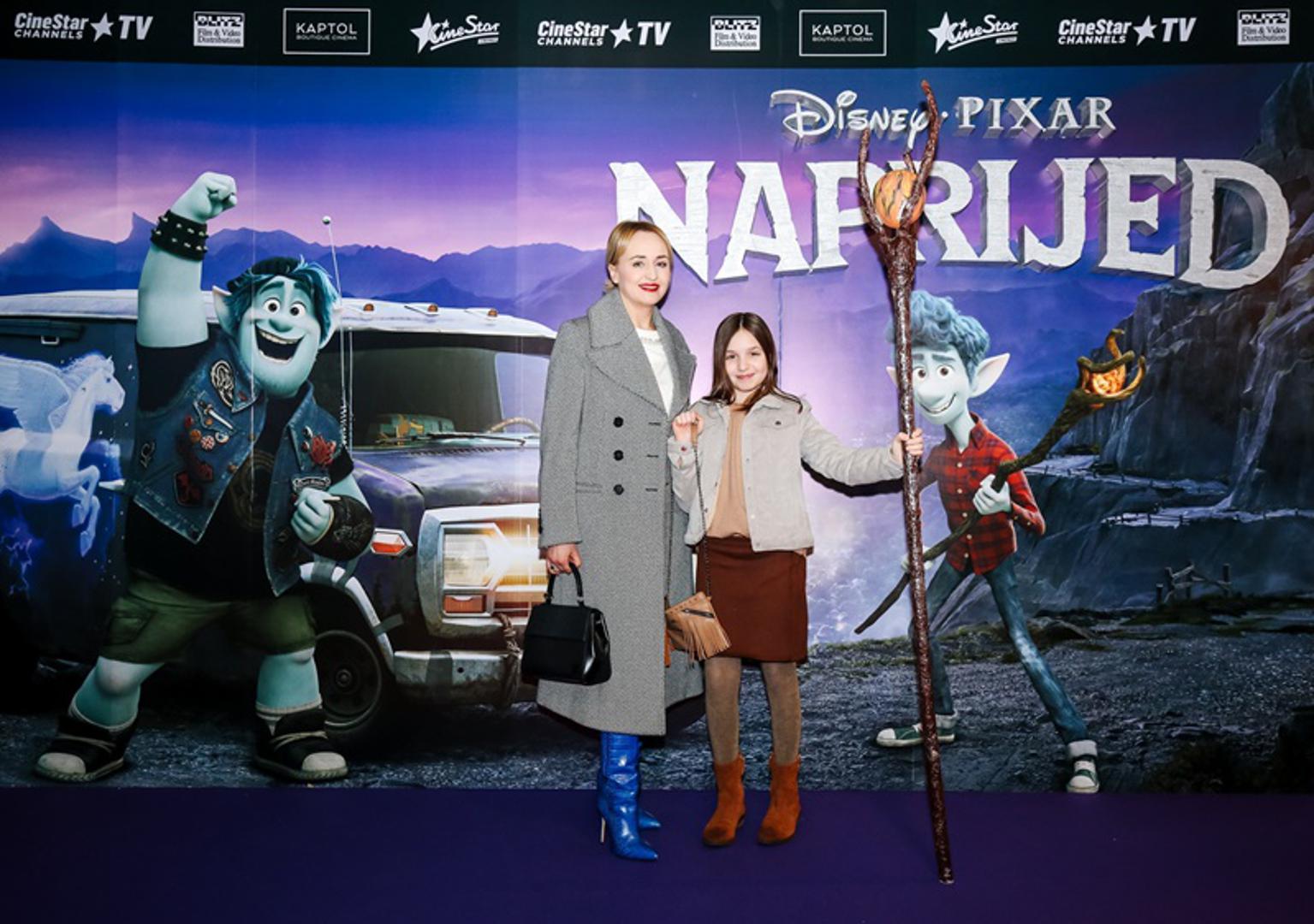 Kompleksnost i slojevitost priče odražava se i u animaciji – Pixar je film napunio beskrajno zabavnim likovima i okružio ih genijalno razrađenim krajolikom koji ostavlja bez daha. 