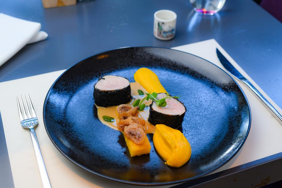 Teleći file u miso umaku s crumbleom od sipe i kroketom od palente te kandiranom smokvom
