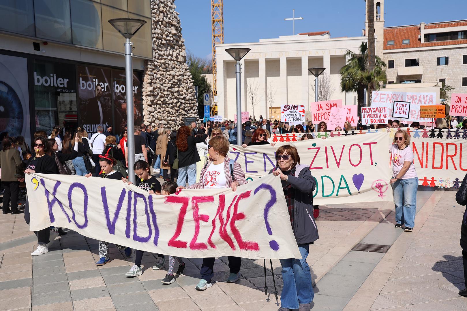 Budući da se radi o jubilarnom 10. maršu, uz glavni transparent bit će izloženi i transparenti te poruke s ranijih marševa.