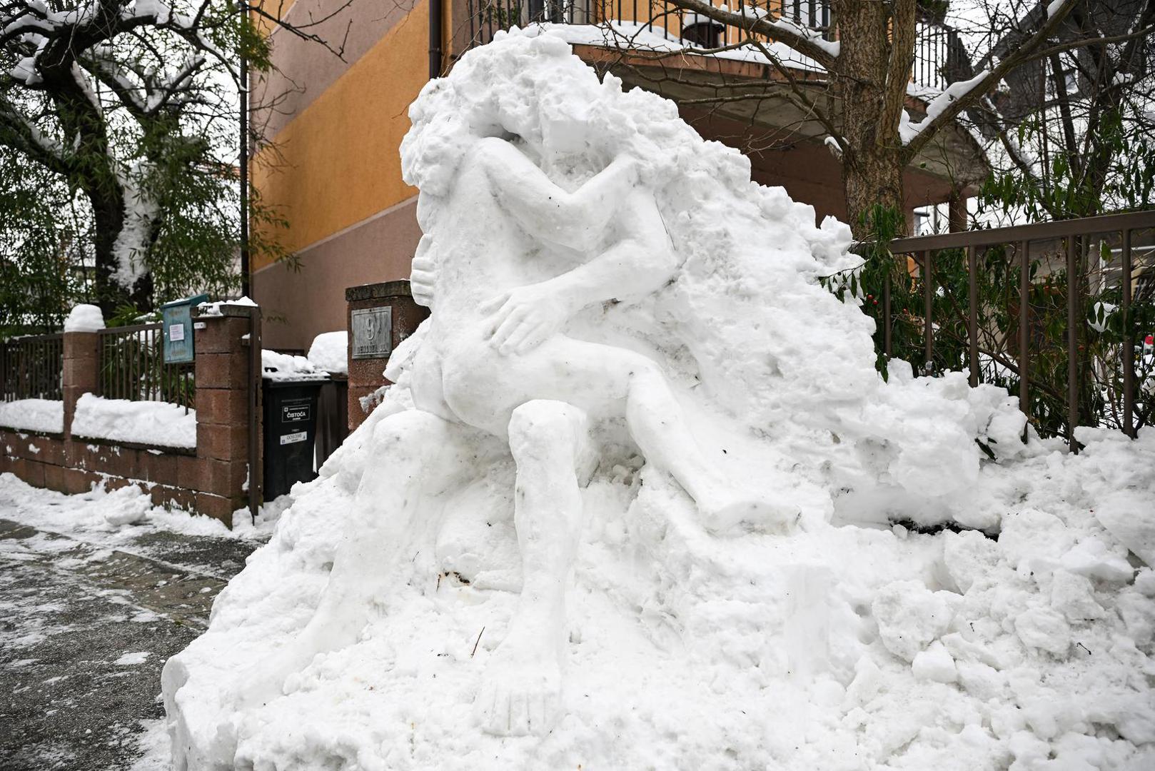 Snijeg je posljednjih dana zabijelio dio Hrvatske, a mnogi su to iskoristili kako bi napravili snjegoviće. No, akademski umjetnik imao je drugačiji plan. On je u Zagrebu kreirao erotsku skulpturu. 

