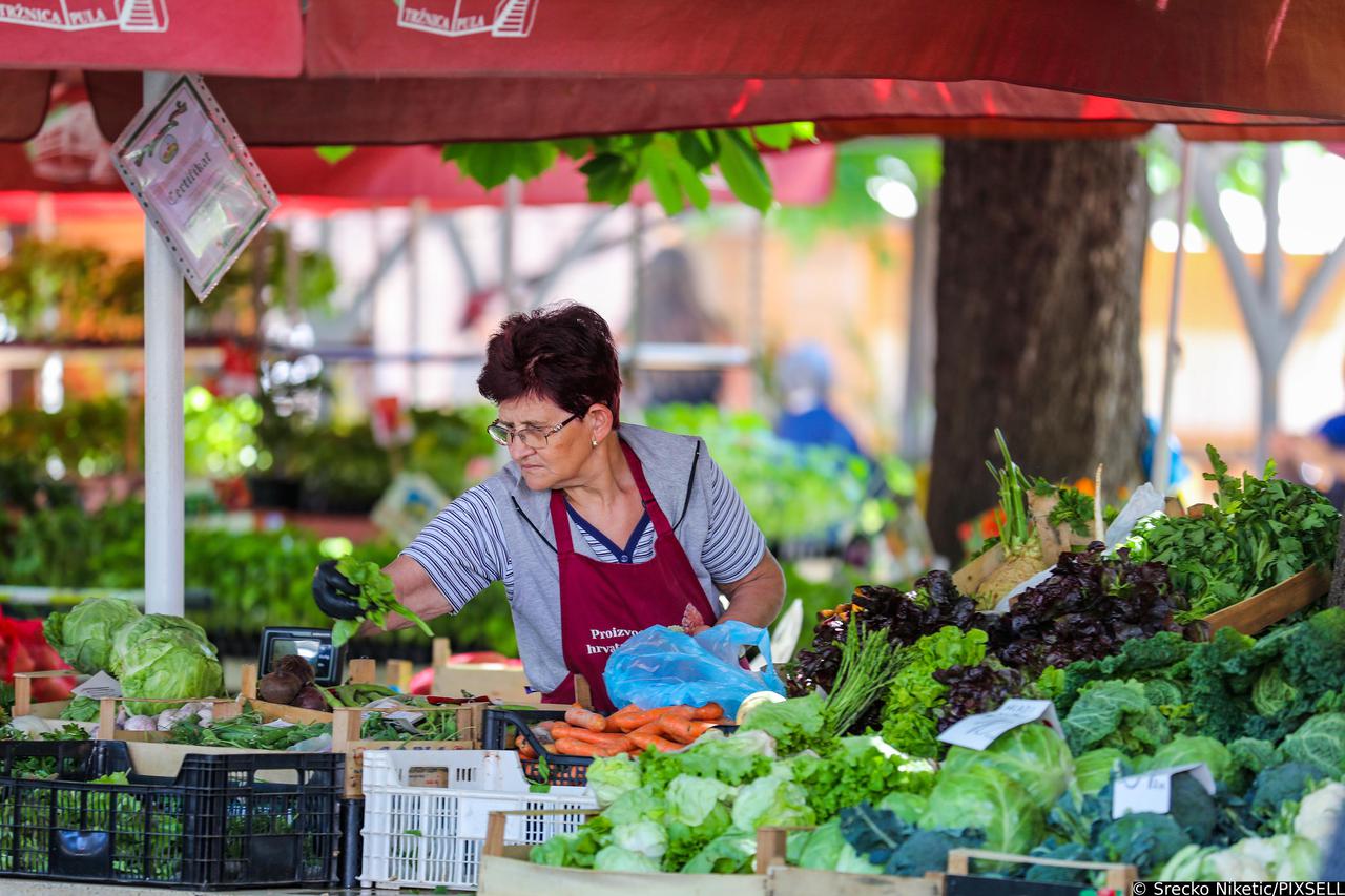 Bogata ponuda voća i povrća na zelenoj tržnici u Puli