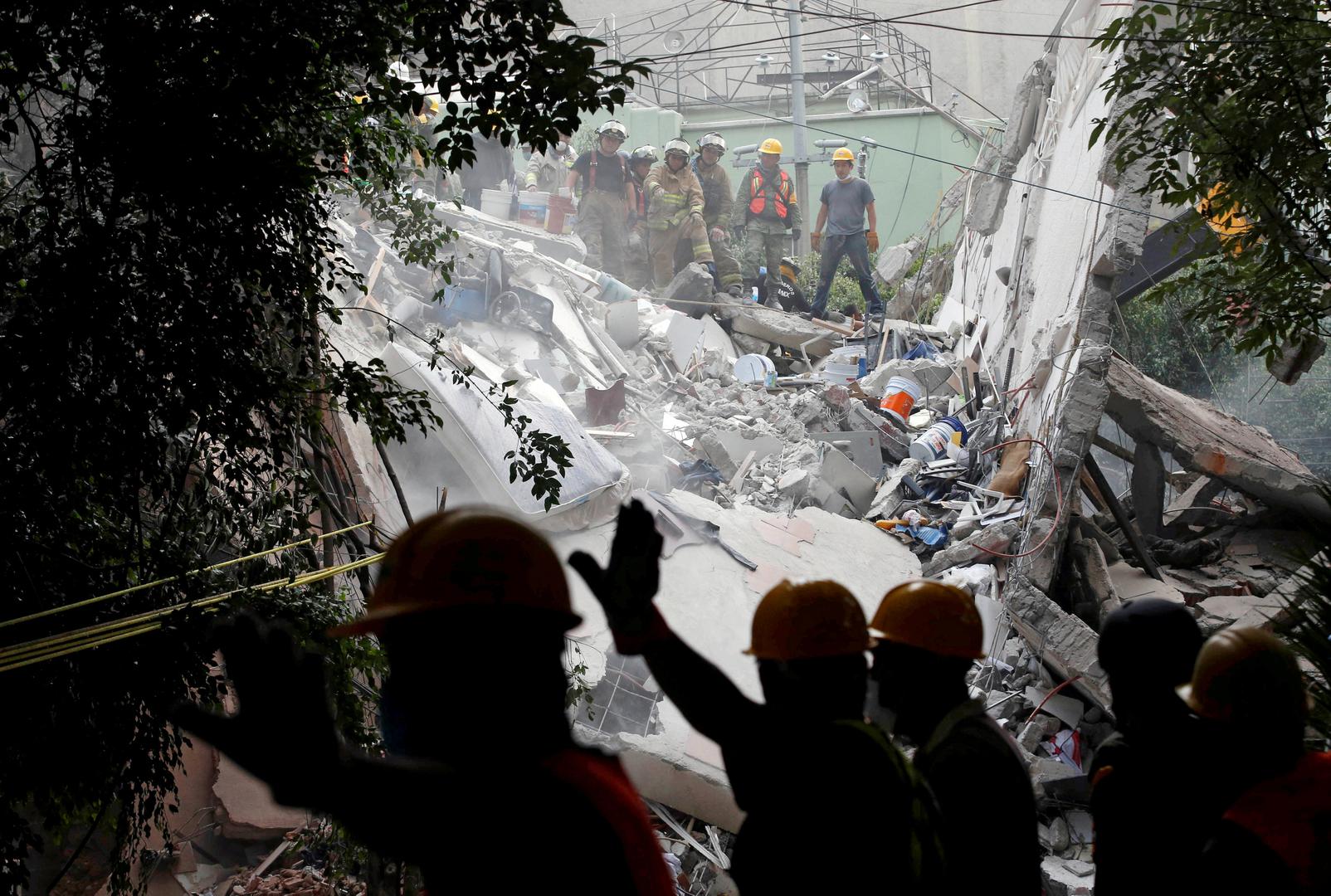 Vojnici i spasilačka služba pretražuju ruševine zgrade nakon potresa koji je pogodio Mexico City u listopadu 2017.
