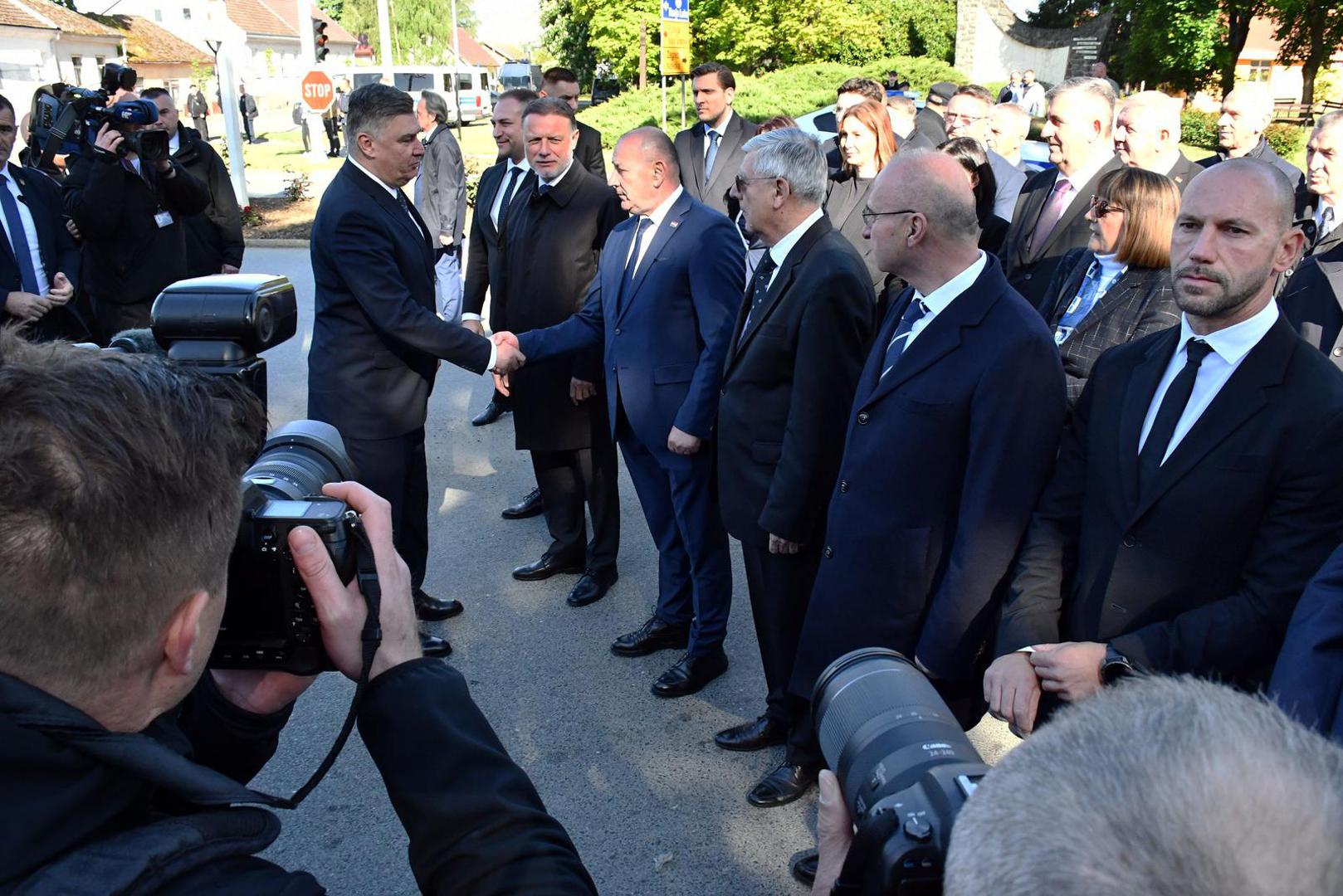 Kod spomen-obilježja Kocka vedrine u središtu Okučana pročitana su imena poginulih branitelja, a na svaku je kocku položena ruža u znak sjećanja.