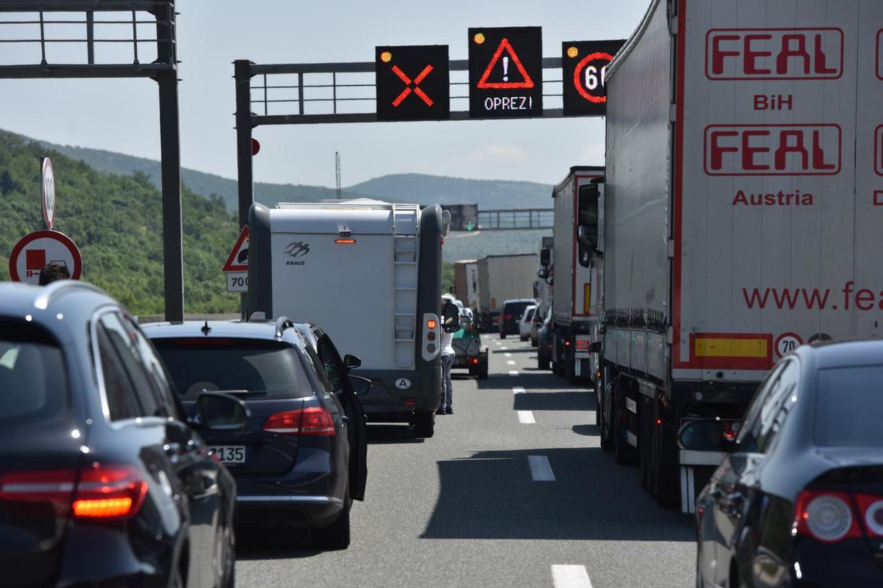 Zbog vozila koje je ušlo u krivi smjer na A1 velika gužva