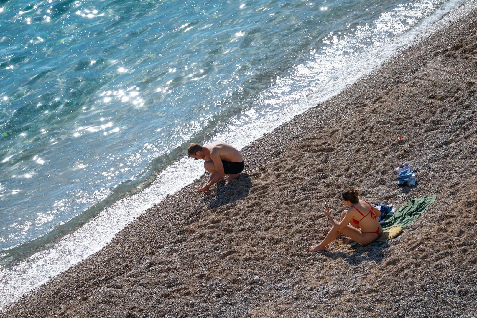 U večernjim satima sa zapada se očekuje jače naoblačenje koje će donijeti kišu, pljuskove i grmljavinu, osobito uz obalu. Puhat će i slab do umjeren jugozapadnjak, u gorju ponegdje i jak, dok će se na Jadranu jugo postupno pojačavati na umjereno do jako. 