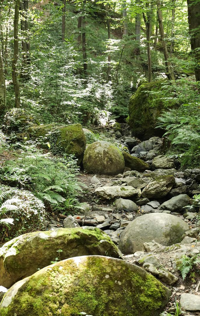 Nalazište ovih kamenih tvorevina u Zavidovićima ne samo da je najveće u Europi, već je i među najmisterioznijim lokacijama u cijeloj zemlji. Njihova precizna simetrija i oblik, zbog kojeg izgledaju kao da su umjetno stvorene, postavljaju pitanje kako su kugle nastale i dospjele do ovog mjesta.