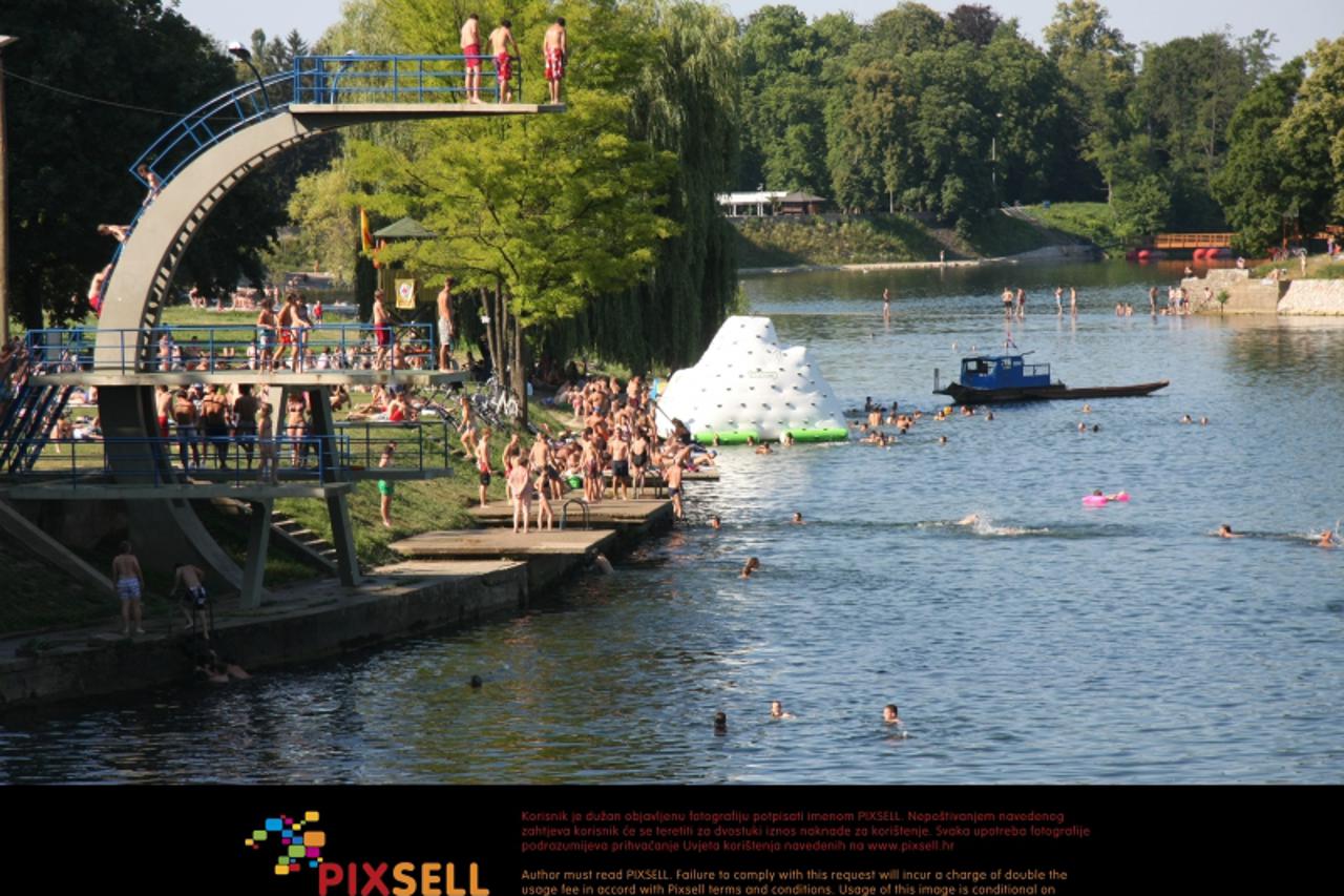 '29.06.2011. Karlovac - Foginovo kupaliste na rijeci Korani u Karlovcu jedino je registrirano rijecno kupaliste u Hrvatskoj. Za toplih dana prepuno je kupaca koji uzivaju u rijeci Korani uz razne sadr