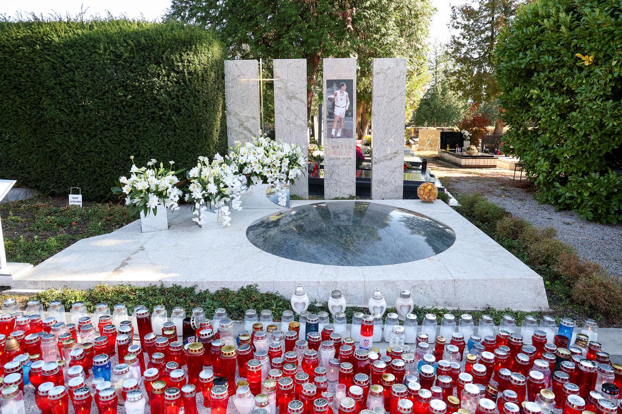 Zagreb: Grobovi poznatih osoba na Mirogoju na blagdan Svih svetih