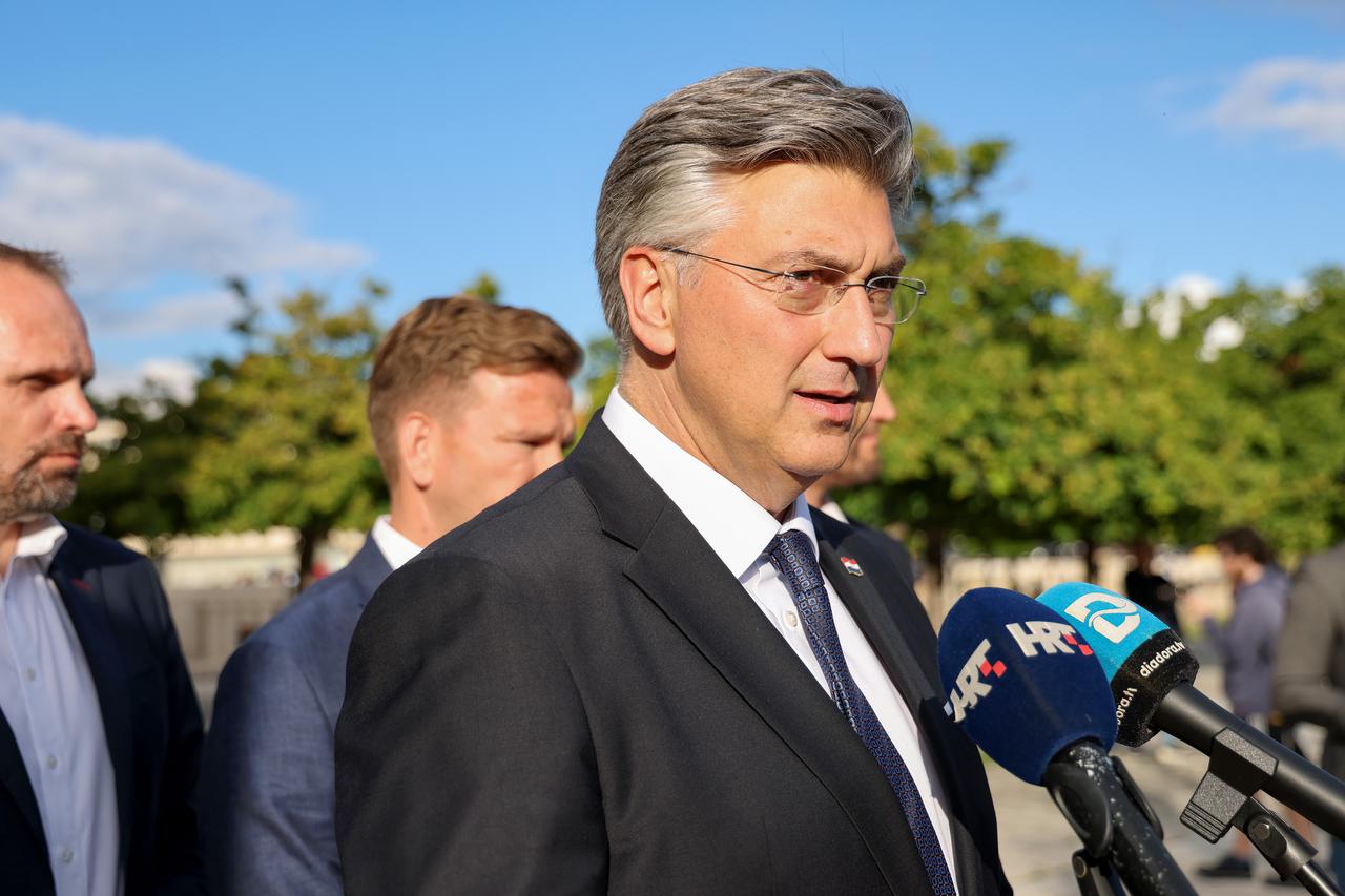 Zadar: Predsjednik Vlade i HDZ-a Andrej Plenković popio je stranačku kavu u ANTIQUUS Sushi and More Zadar