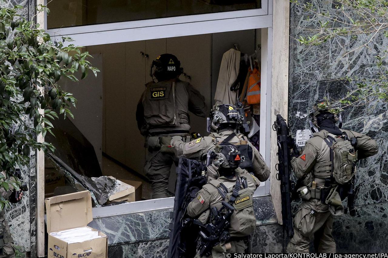 Napulj: Plja?ka banke Credit Agricole, 25 ljudi uzeto za taoce, uklju?uju?i zaposlenike i klijente