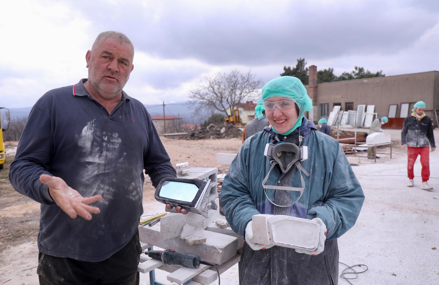 07.02.2024.,Imotski-Vrijedne ruke mladih umjetnika Roka Drzislava Rebica,,Emire Becirovic iz Ljubljane Karla Mrvosa iz Rijeke,Ive Japec i i Frana Marka Vlahinica iz Zagreba,uz nadzor inicijatora Ivana Topica Note svakodnevno klesu detalje spomenika Mercedesu koji se trebaju sklopiti i biti izlozeni ovog ljeta u Imotskom. Photo: Ivo Cagalj/PIXSELL